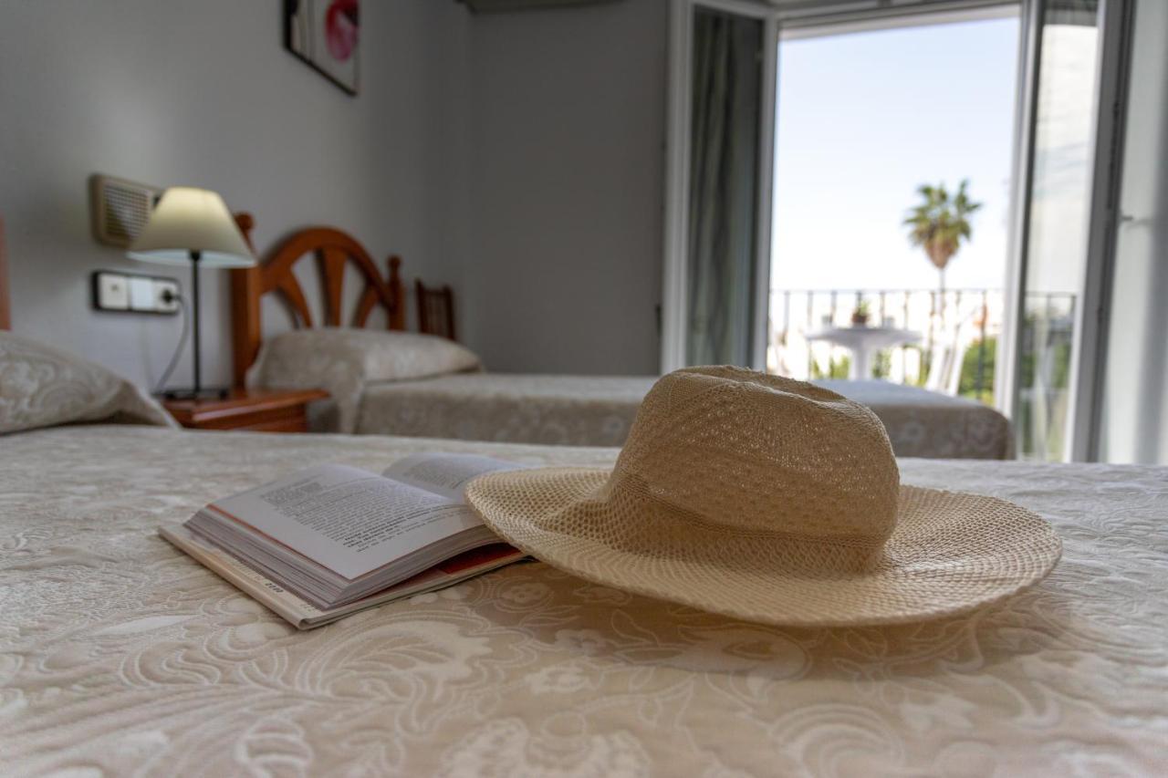 Hotel Oasis Кониль-де-ла-Фронтера Экстерьер фото