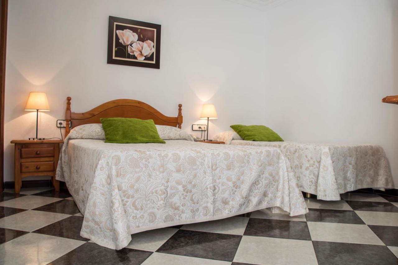 Hotel Oasis Кониль-де-ла-Фронтера Экстерьер фото